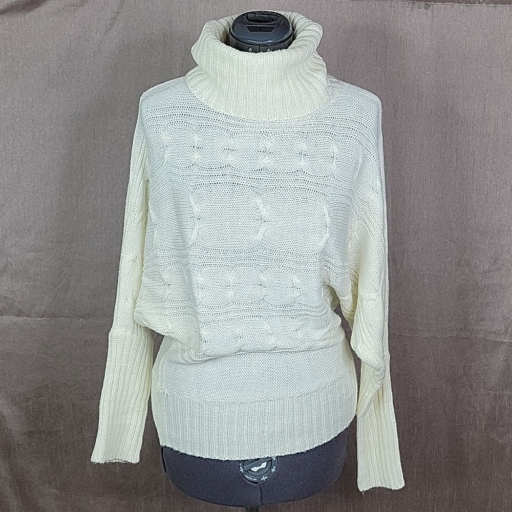 -× BODY CENTRAL Oversized White Turtleneck Sweater Medium‎